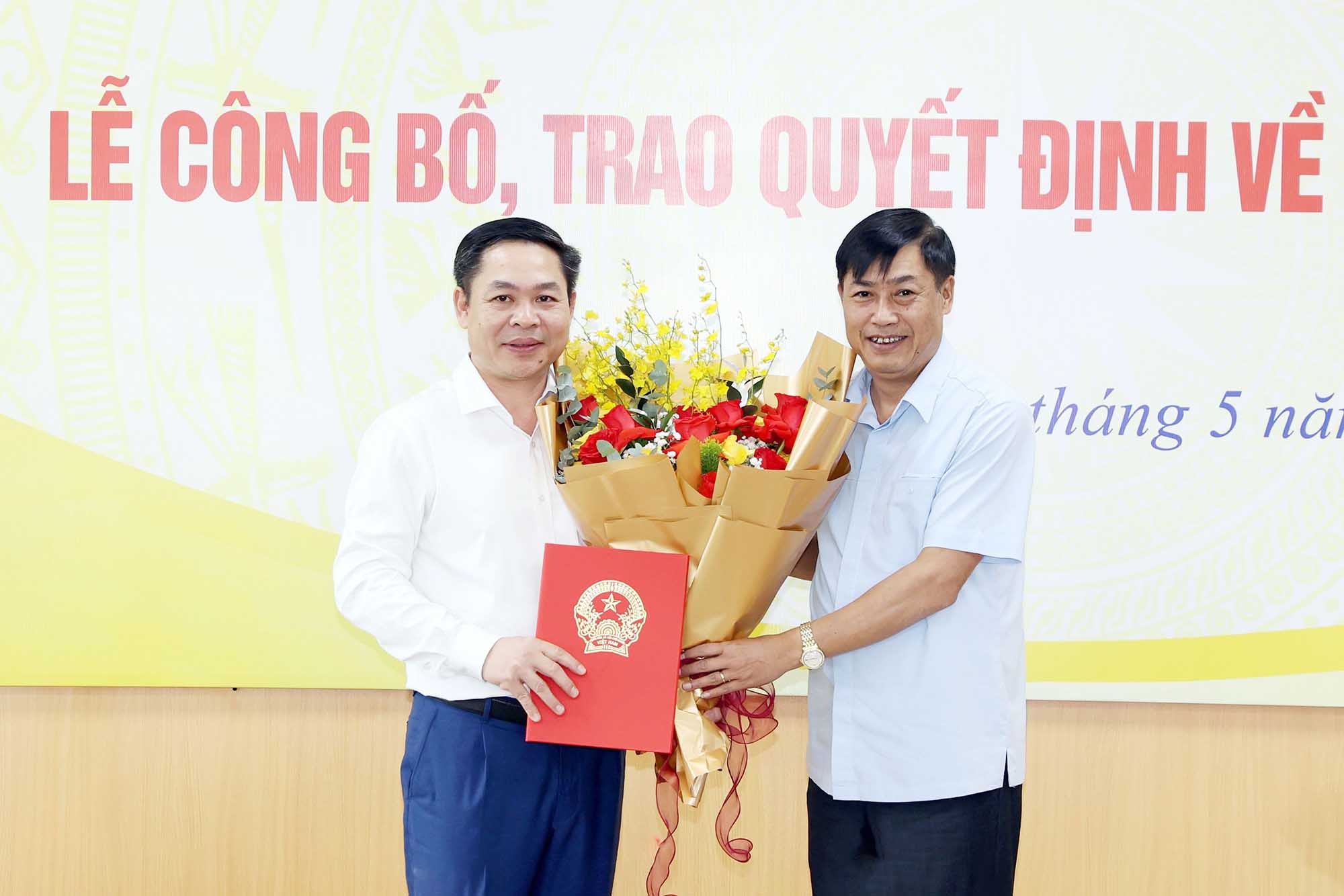 Chủ nhiệm Ủy ban Công tác đại biểu Nguyễn Hữu Đông (phải) trao quyết định và tặng hoa chúc mừng Vụ trưởng Vụ Công tác đại biểu Chử Văn Thìn. Ảnh: N.Thành.