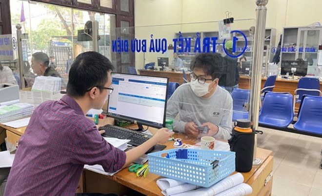 Paying benefits to workers enjoying unemployment insurance. Photo: Ha Anh