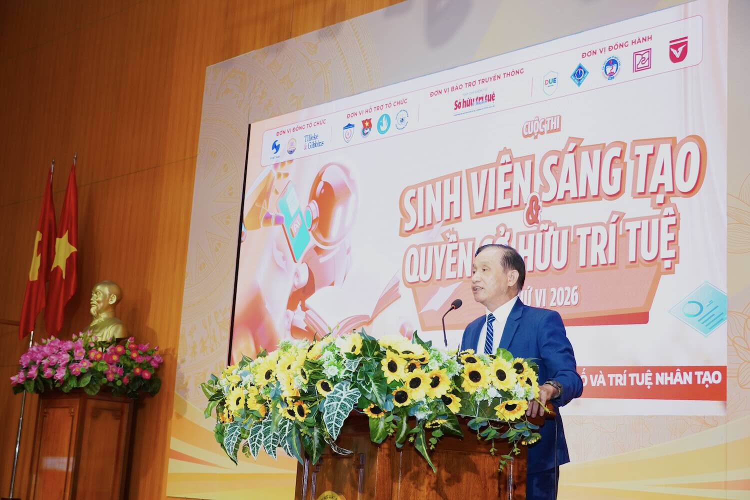 PGS. TS Đoàn Đức Lương - Hiệu trưởng Trường ĐH Luật, Đại học Huế phát biểu khai mạc chương trình. Ảnh: H. Hà.