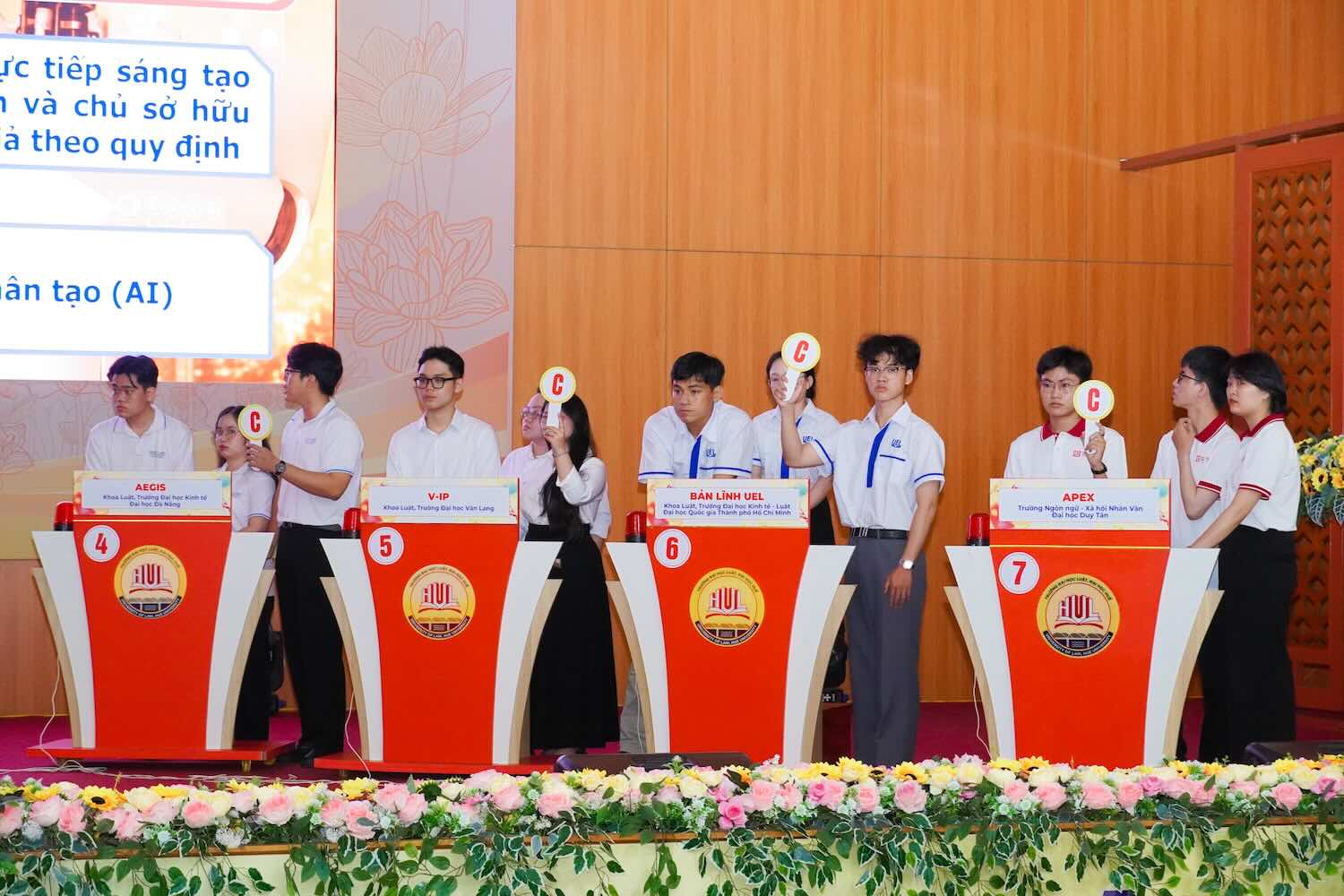 Students at the contest. Photo: H. Ha.