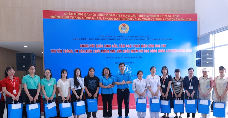 30 công nhân có hoàn cảnh khó khăn được nhận quà từ Liên đoàn Lao động Thành phố Hà Nội. Ảnh: Ngọc Ánh