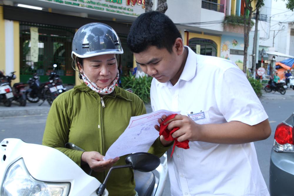 Thí sinh Đà Nẵng rời điểm thi với tâm trạng thoải mái, phụ huynh vui mừng chờ đón con sau môn Ngoại ngữ. Ảnh: Thanh Huyền