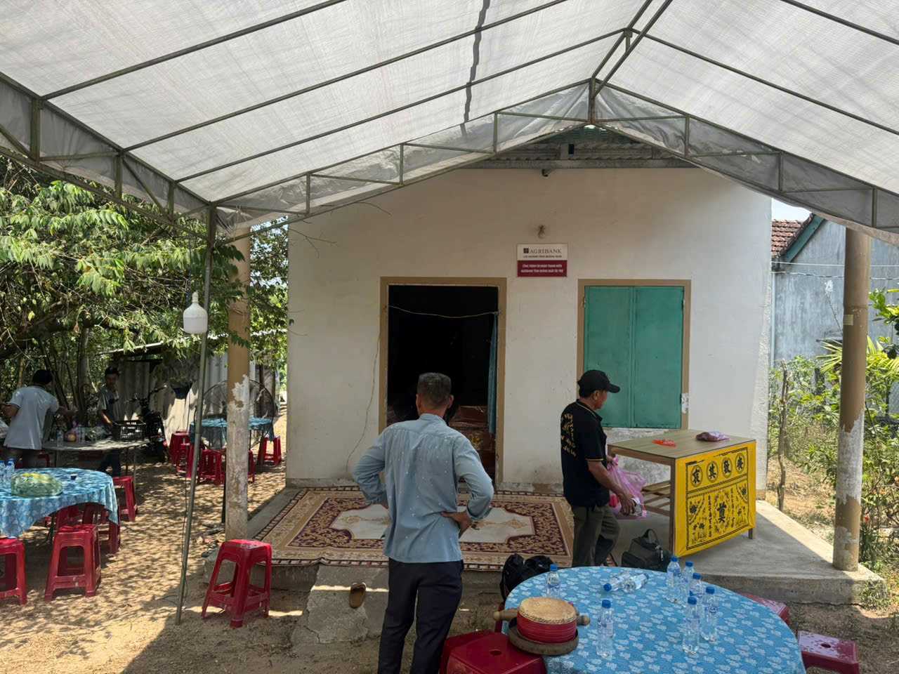Gia đình anh Nguyễn Ngọc phải nhờ vào sự giúp đỡ của các nhà hảo tâm để lo hậu sự cho 2 con. Ảnh: Đông Giang