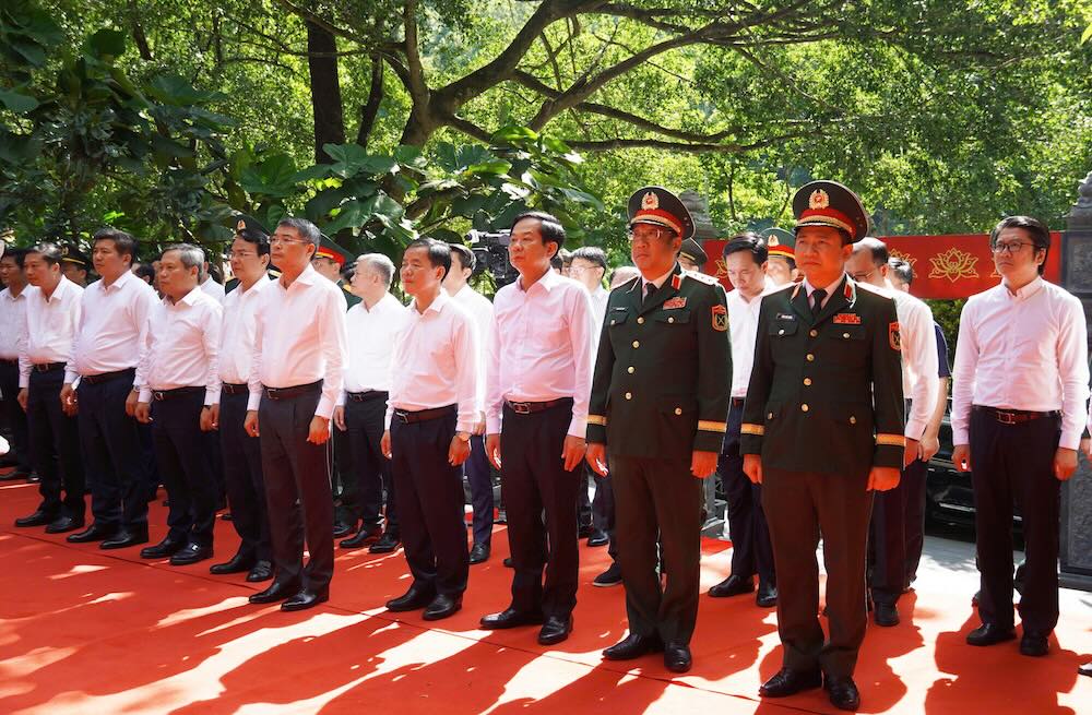 Thủ tướng Chính phủ (hàng trên, thứ 5 từ phải sang) cùng đoàn công tác đến dâng hoa, dâng hương tri ân tại Hang Tám Cô. Ảnh: Xuân Phú
