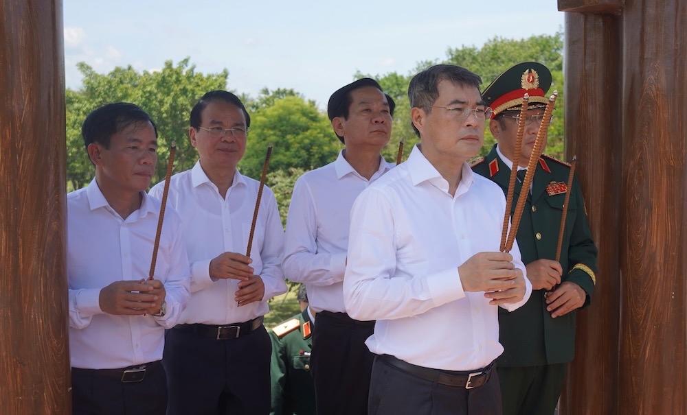 Politburo Member, Prime Minister Le Minh Hung offers incense and expresses gratitude to heroic martyrs at Quang Tri Citadel. Photo: Hung Tho