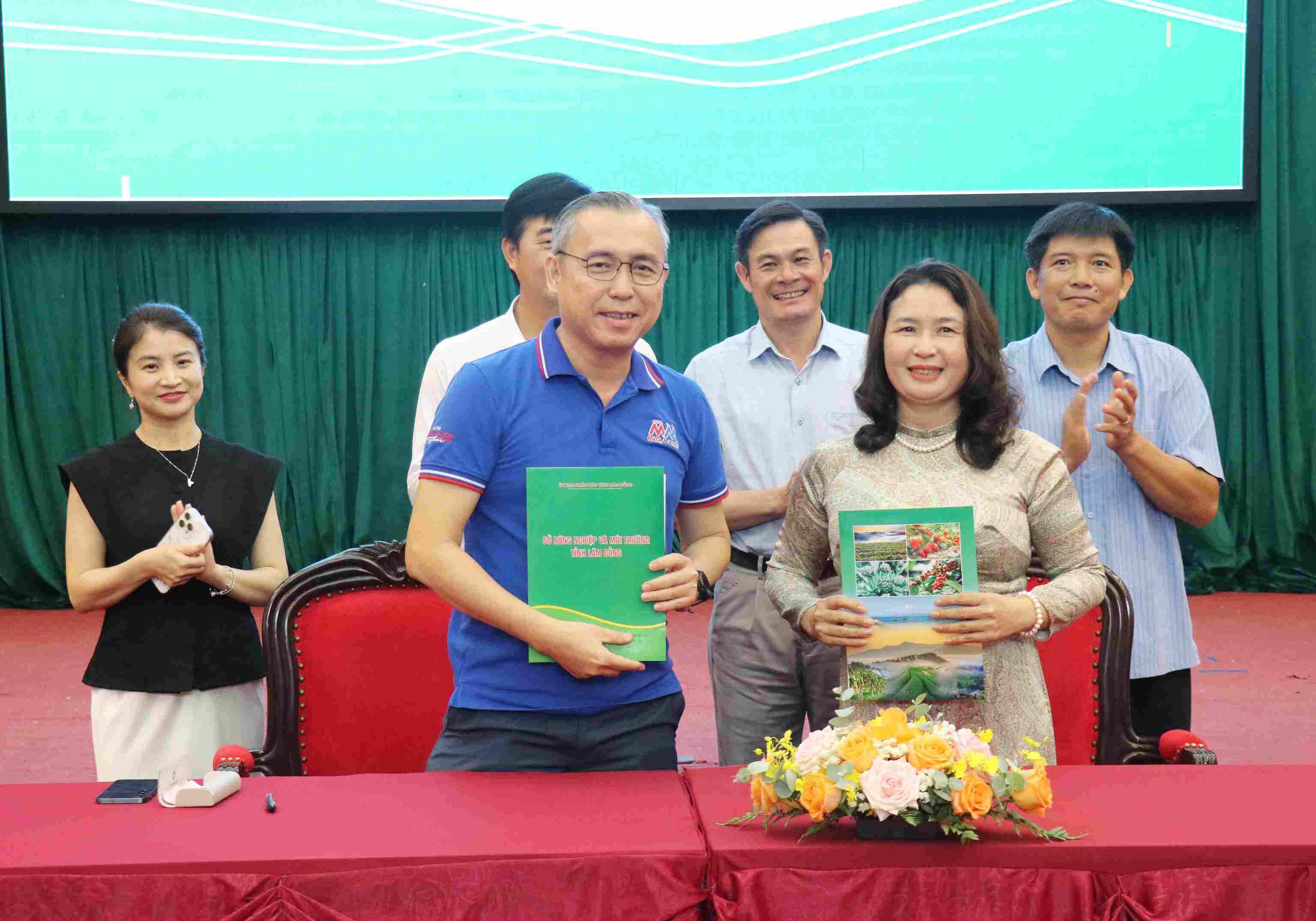 Các hợp tác xã tại Lâm Đồng ký kết hợp tác với doanh nghiệp để mở rộng thị trường tiêu thụ nông sản. Ảnh: Thần Hy