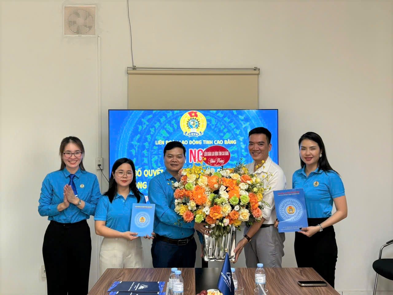 Cao Bang Provincial Labor Federation presents decisions and flowers to congratulate grassroots trade unions. Photo: Dam Tu
