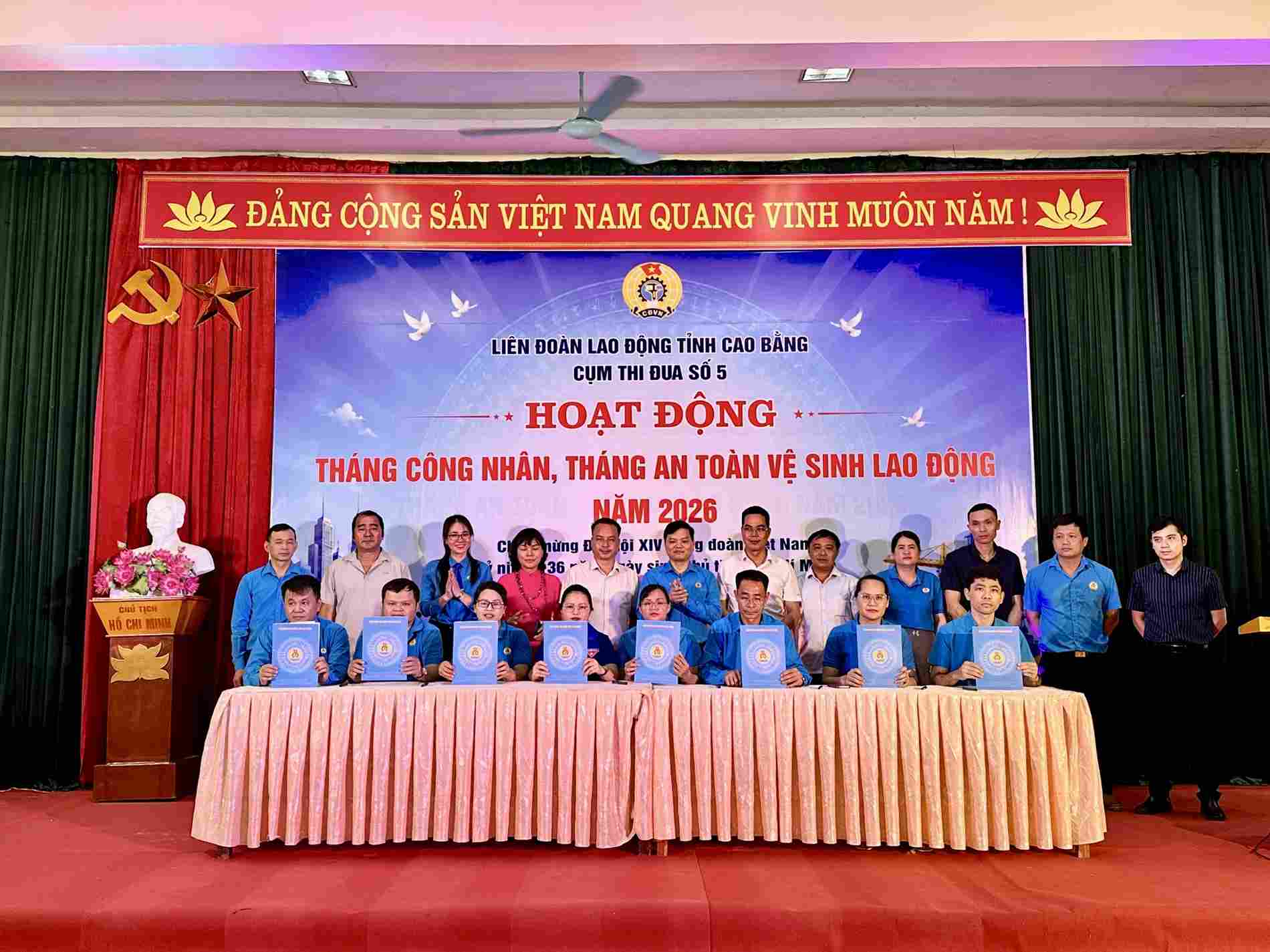 Representatives of grassroots trade unions in Cao Bang sign commitments to ensure labor safety and hygiene in 2026. Photo: Dam Tu