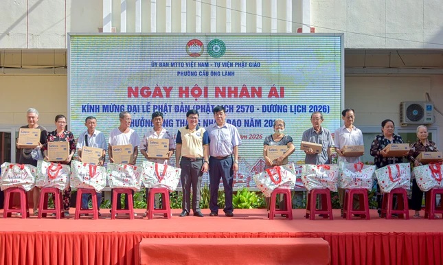 Cau Ong Lanh ward coordinates with temples to organize "Compassion Day" to give gifts to people in difficult circumstances. Photo: Quang Dao