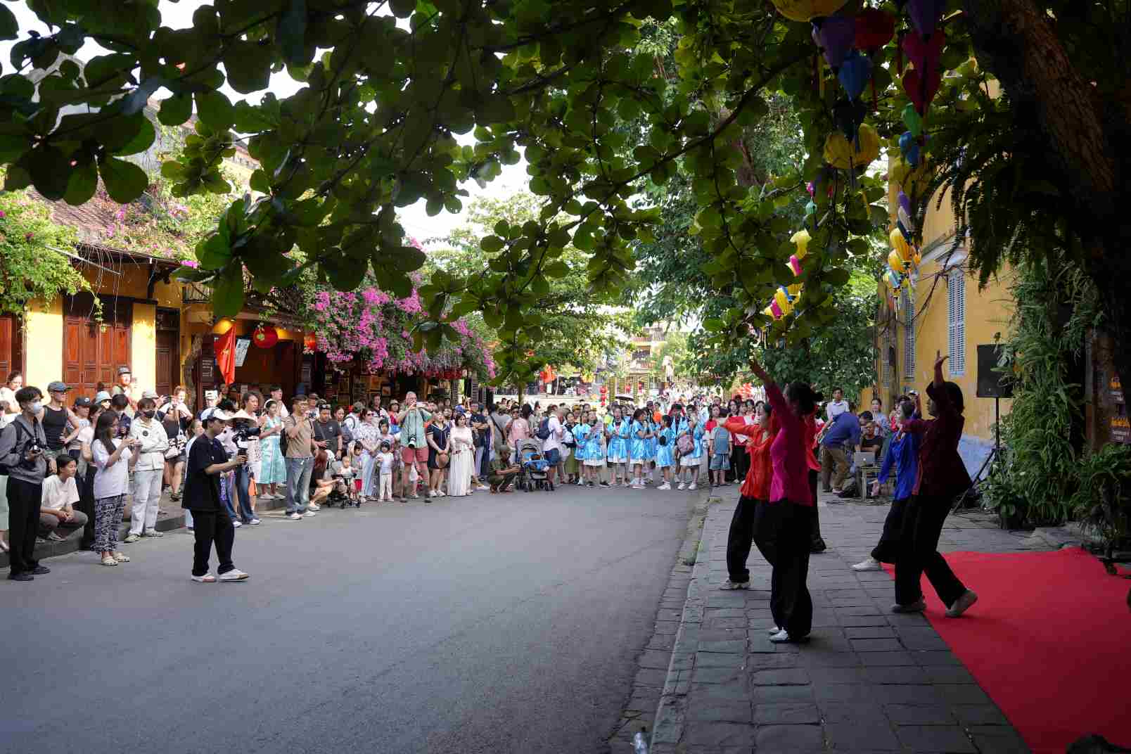 Da Nang warns of precautions when outdoor activities due to prolonged extreme heat. Photo: Son Ka