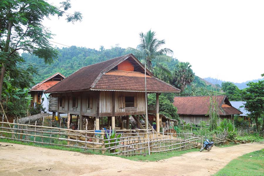 Thanks to the support column system and house frame, stilt houses can be erected solidly in steep areas, without needing flat ground. Photo: Xuan Tien/VNA