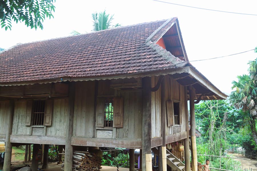 Cộng đồng người Thái ở thung lũng Bình Chuẩn tin rằng con số lẻ mang lại may mắn, vì vậy, cấu trúc nhà sàn thường có 3 gian 2 chái hoặc 5 gian 2 chái, tổng số cửa sổ và cửa chính cũng là số lẻ. Ảnh: Xuân Tiến/TTXVN
