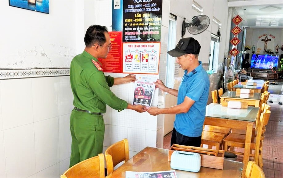 B'Lao Ward Police convey the message "drinking alcohol and beer - do not drive" to people. Photo: Police provided