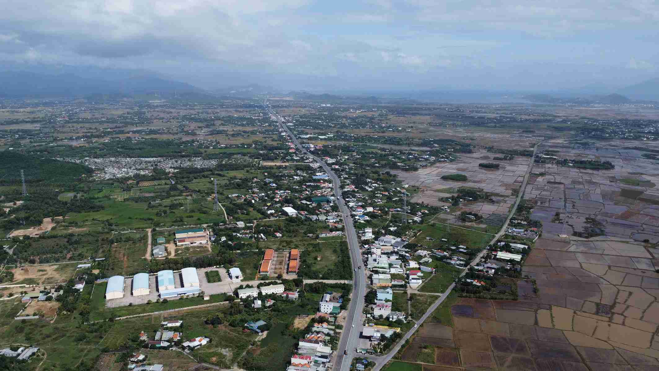 The investor completes the traffic organization plan to serve the acceptance of the first 22km of the Khanh Hoa - Buon Ma Thuot expressway. Photo: Huu Long