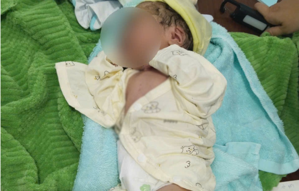 Finding relatives of a newborn baby girl abandoned in Duc Me Cave, Phu Quoc special zone. Photo: Special Zone People's Committee