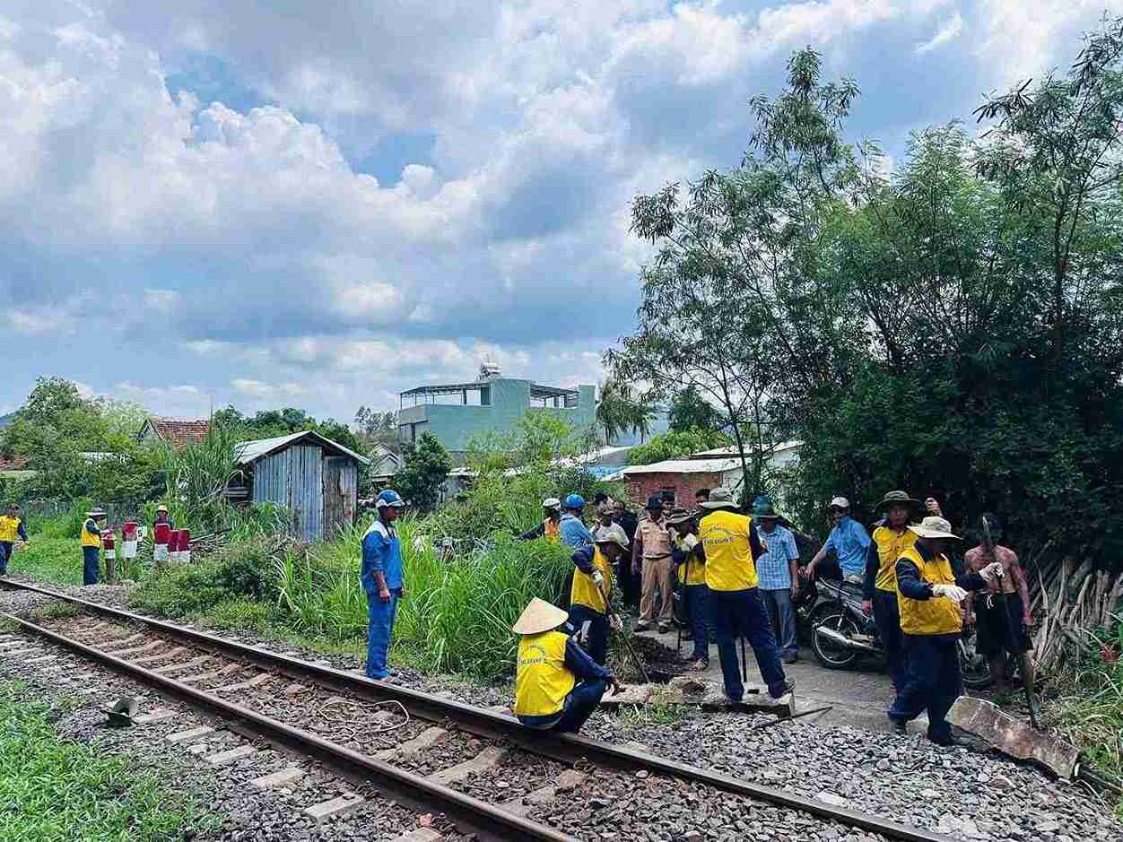 Functional forces of Dak Lak province handle and barricade dozens of dangerous self-opened passages across the railway in the area. Photo: Police provided