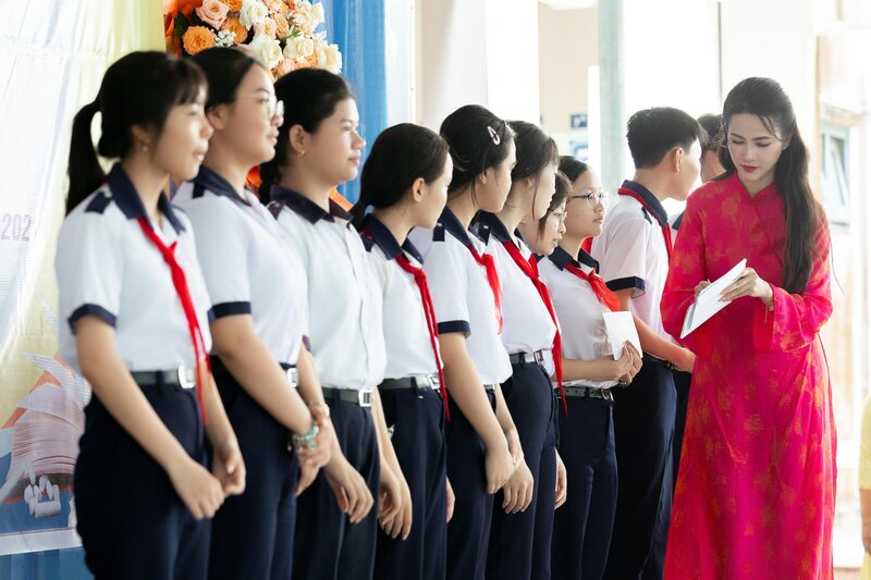 미스 판티머는 옛 학교로 돌아와 어려움을 극복한 학생들에게 사랑을 전파하는 날 밝게 빛났습니다. 사진: 캐릭터 제공