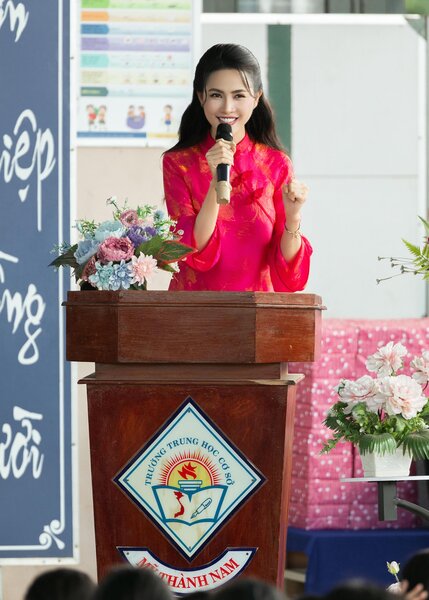 Hoa hậu Phan Thị Mơ chia sẻ nhiều thông điệp ý nghĩa khi trở về trường cũ. Ảnh: Nhân vật cung cấp