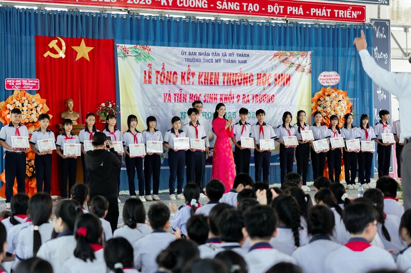 Người đẹp Phan Thị Mơ đồng hành cùng học sinh vượt khó. Ảnh: Nhân vật cung cấp
