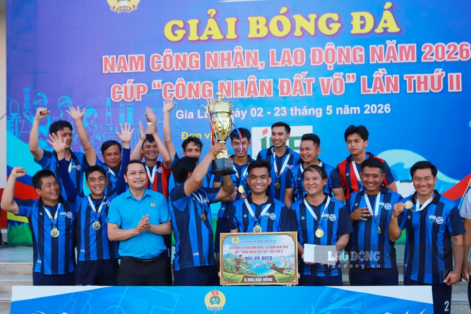 Mr. Ha Duy Trung - Vice Chairman of the Vietnam Fatherland Front Committee of the province, Chairman of the Gia Lai Provincial Labor Federation - congratulates the champion team of the Gia Lai Provincial Workers and Laborers Men's Football Tournament 2026. Photo: Hoai Phuong