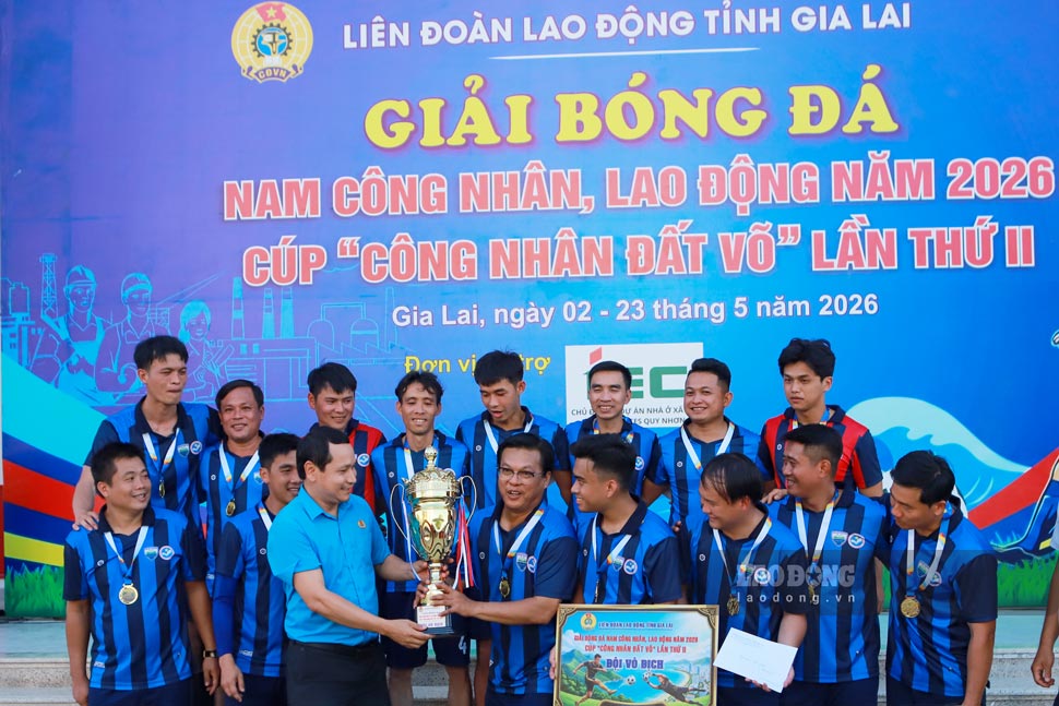 Chủ tịch LĐLĐ tỉnh Gia Lai Hà Duy Trung trao cúp vô địch cho đội CĐCS Trường THPT Chi Lăng. Ảnh: Hoài Phương
