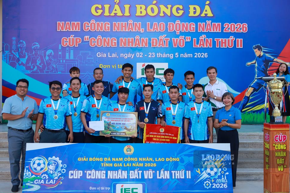 Ban Tổ chức trao giải Nhì cho đội CĐCS Công ty Dược - Trang thiết bị y tế Bình Định. Ảnh: Hoài Phương