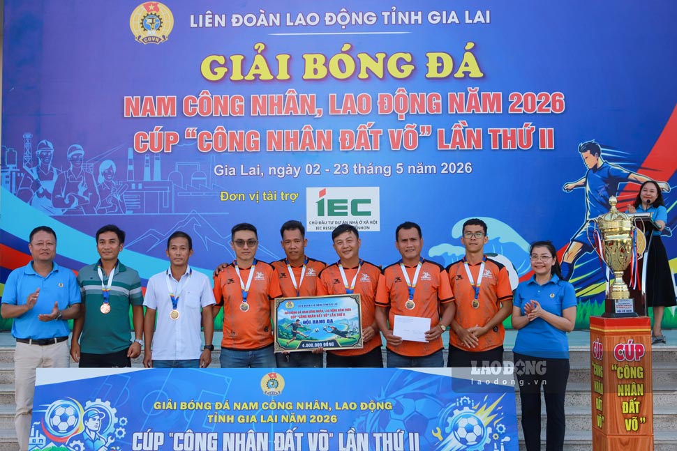 Ban Tổ chức trao giải Ba cho đội CĐCS Công ty Bia Sài Gòn - Miền Trung tại Quy Nhơn. Ảnh: Hoài Phương