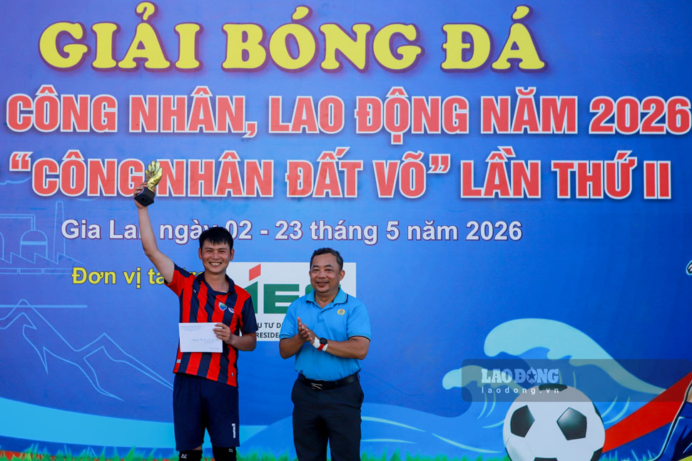 Cầu thủ Phan Thanh Hiền (đội CĐCS Trường THPT Chi Lăng) giành giải Thủ môn xuất sắc nhất. Ảnh: Hoài Phương