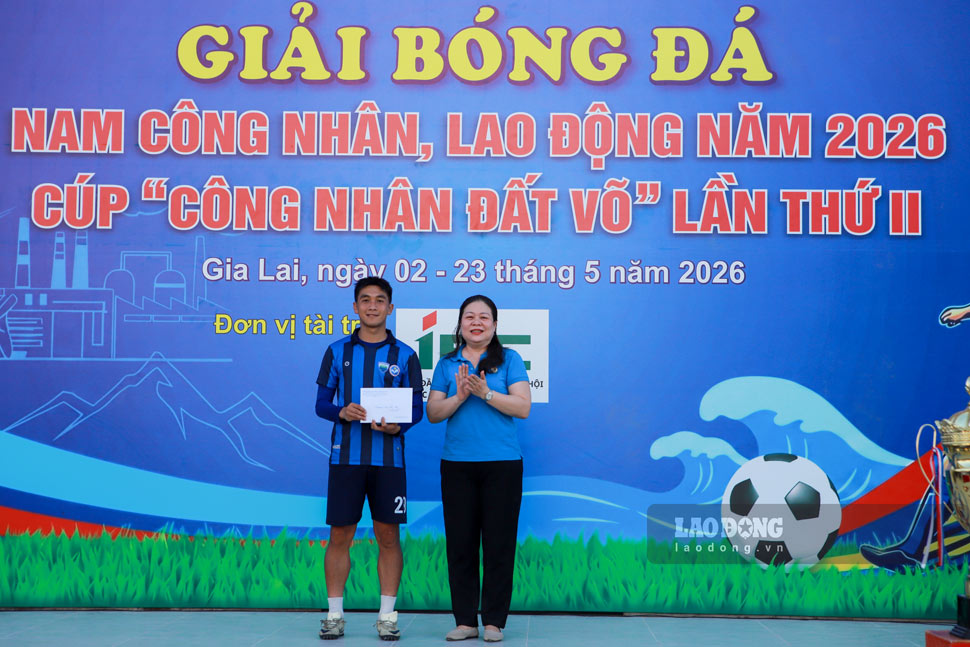 Cầu thủ Phan Bảo Phúc (đội CĐCS Trường THPT Chi Lăng) giành giải Cầu thủ xuất sắc nhất và giải Vua phá lưới. Ảnh: Hoài Phương