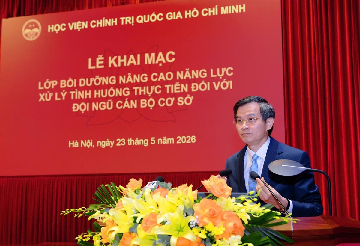 Assoc. Prof. Dr. Doan Minh Huan - Member of the Politburo, Director of the Ho Chi Minh National Academy of Politics - speaking at the Training Class. Photo: Manh Thang