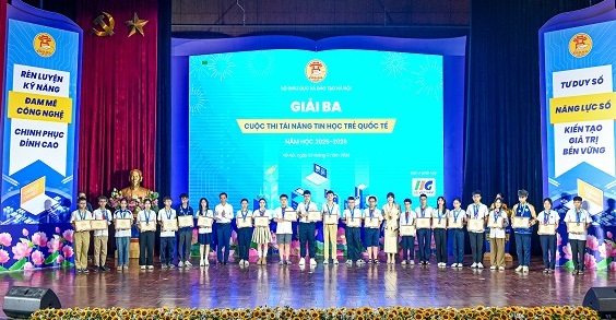 Ông Hà Xuân Nhâm, Trưởng phòng Giáo dục Trung học, Sở GDĐT Hà Nội và Bà Đoàn Nguyễn Vân Khanh, Giám đốc Điều hành IIG Việt Nam trao giải Ba.