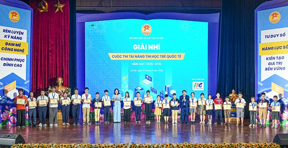 Tiến sĩ Tô Hồng Nam, Phó Cục trưởng Cục KH, CN&TT, Bộ GD&ĐT và Tiến sĩ Trần Lưu Hoa, Phó Giám đốc Sở GDĐT Hà Nội trao giải Nhì.
