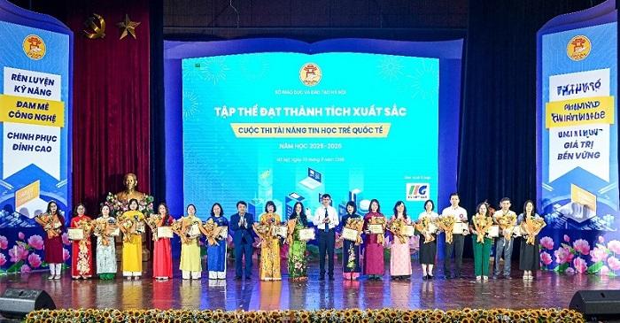 Tiến sĩ Tạ Ngọc Trí, Phó Vụ trưởng Vụ Giáo dục Phổ thông, Bộ GD&ĐT và PGS.TS Nguyễn Văn Hiền, Giám đốc Sở GDĐT Hà Nội trao giải Tập thể đạt thành tích xuất sắc.