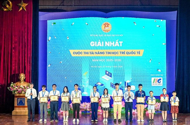 Dr. To Hong Nam, Deputy Director of the Department of Science, Technology and Information, Ministry of Education and Training and Assoc. Prof. Dr. Nguyen Van Hien, Director of Hanoi Department of Education and Training awarded the First Prize of the International Young Informatics Talent Competition. Photo: Dam Hien