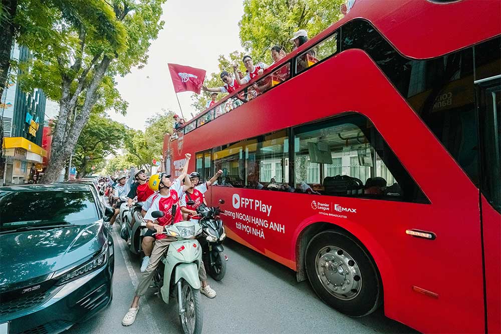 Đoàn xe buýt mang sắc đỏ Arsenal di chuyển qua nhiều địa danh nổi bật ở Hà Nội và TPHCM, thu hút sự chú ý của người hâm mộ bóng đá. Ảnh: FPT Play