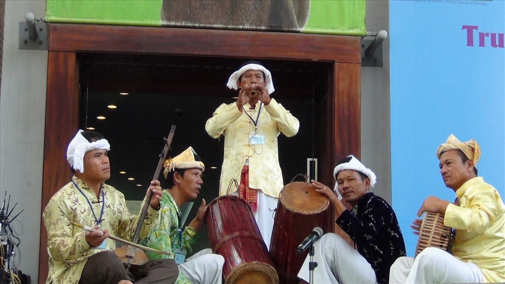 Performance of traditional musical instruments (Ginăng drum, Paranưng, Saranai trumpet, Kanhi lute). Photo: Truong Hung