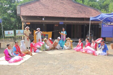 Trống Paranưng, trống Ginăng, kèn Saranai những nhạc cụ nổi tiếng của đồng bào Chăm luôn hiện hữu trong các lễ hội lớn nhỏ. Ảnh: Làng Văn hóa Du lịch các dân tộc Việt Nam