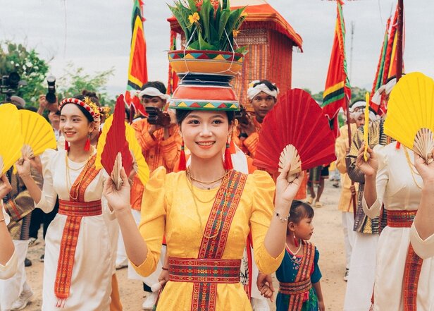 Những cô gái Chăm theo đoàn dâng lễ vật trong lễ hội Kate lên các tháp cổ. Ảnh: Lương Phong