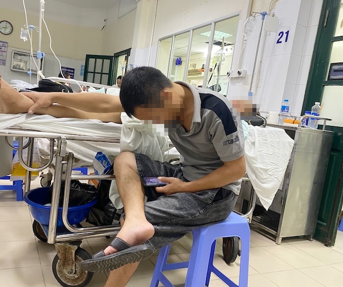 Medication for serious diseases is expensive and not covered by health insurance, causing patients to face great economic difficulties, especially those who do not have pensions. Photo: Thuy Linh