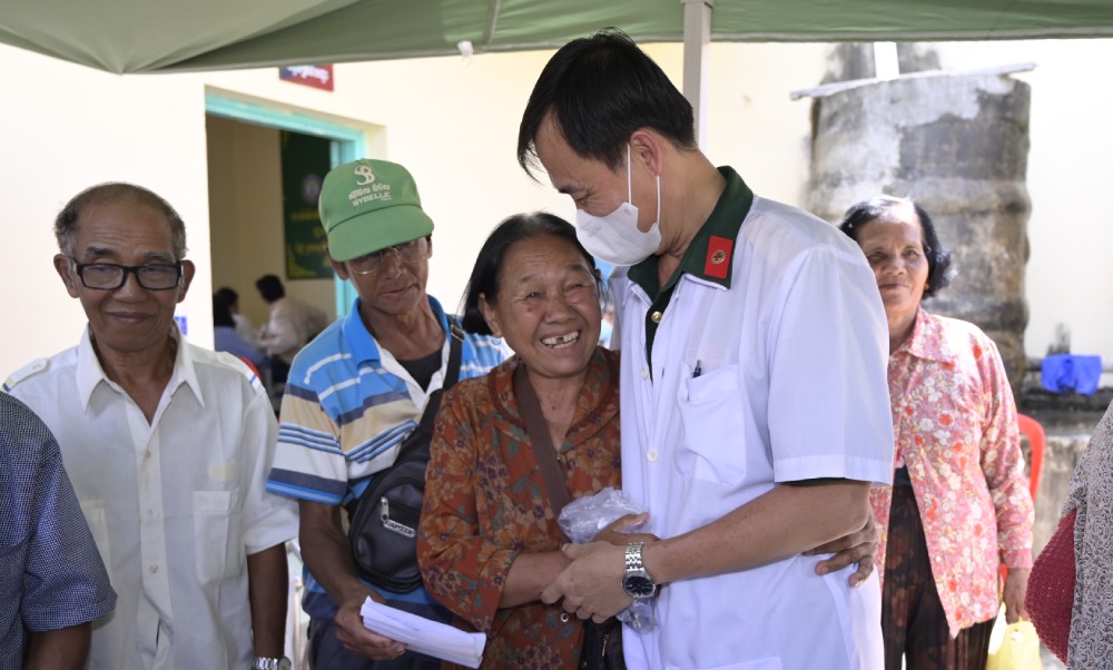 Doctors and nurses of the An Giang Provincial Military Command Clinic and Kien Giang General Hospital examine patients for people in Ta Keo province, Kingdom of Cambodia. Photo: Phuong Vu