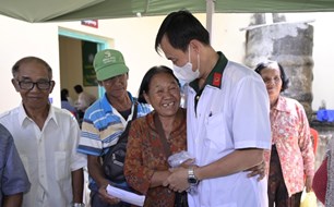 An Giang hỗ trợ khám bệnh, phát thuốc miễn phí cho người dân Campuchia