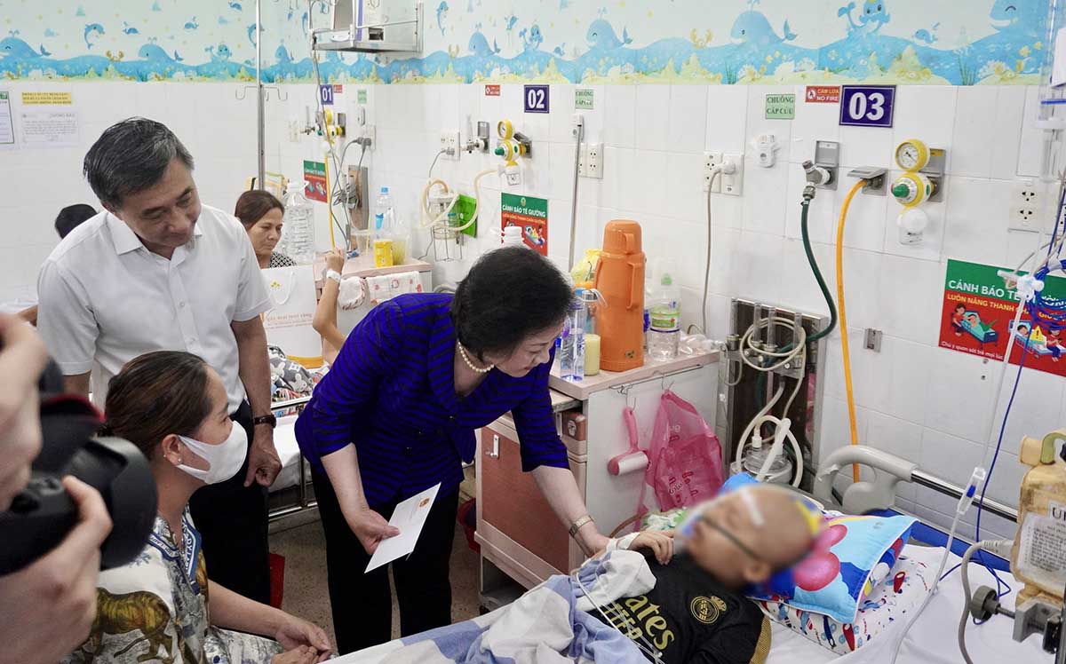 ファム・ティ・タイン・チャ副首相がホーチミン市小児病院2で癌の子供たちを見舞い、贈り物を贈呈。写真:ニュー・クイン