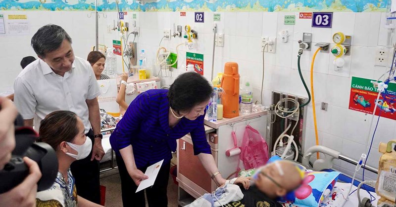 Phó Thủ tướng Phạm Thị Thanh Trà thăm, tặng quà trẻ em ung thư 1/6