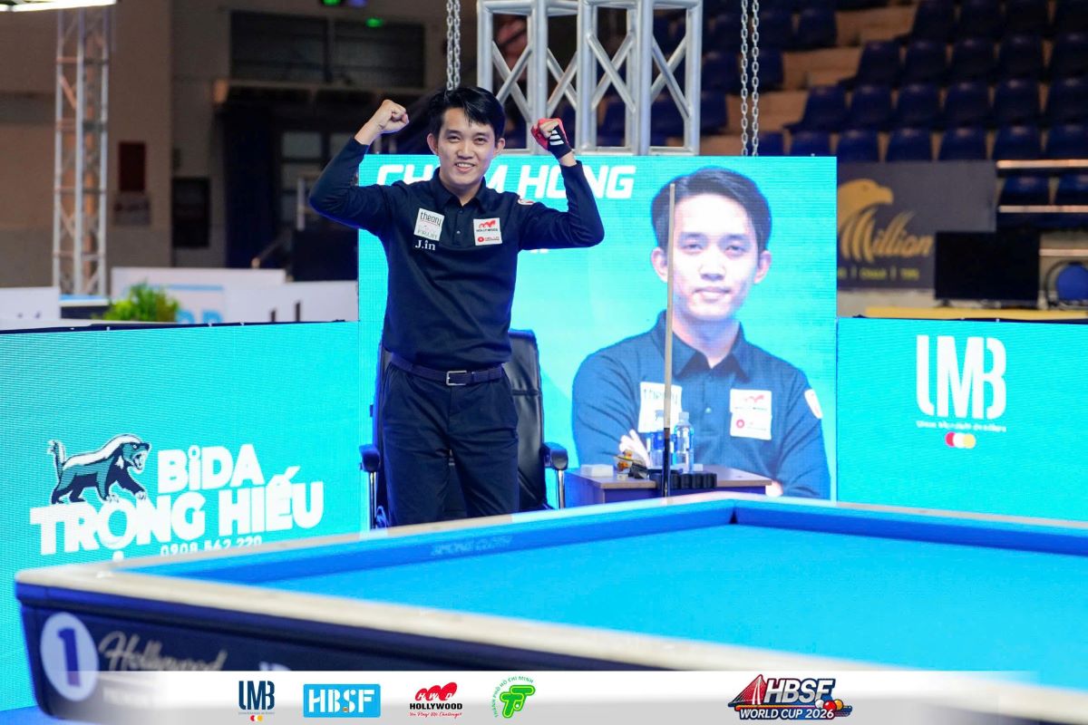 Chiem Hong Thai has a memorable victory to enter the semi-finals of the World Cup of 3-string carom billiards taking place in Ho Chi Minh City. Photo: Phong Le