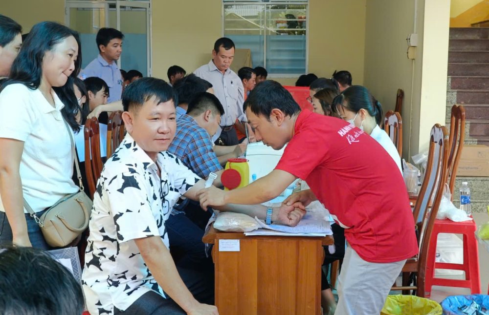 Đông đảo đoàn viên, người lao động đã có mặt tại Công ty để đăng ký tham gia hiến máu tình nguyện. Ảnh: Cẩm Tú