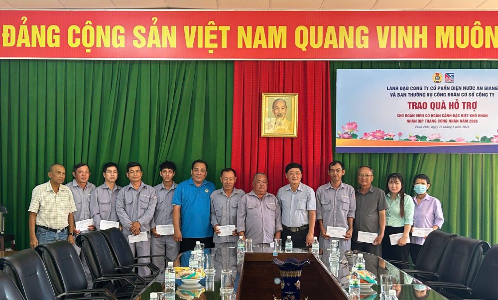 Đại diện LĐLĐ tỉnh An Giang và Ban Tổng Giám đốc Công ty trao quà cho công nhân có hoàn cảnh đặc biệt khó khăn. Ảnh: Cẩm Tú
