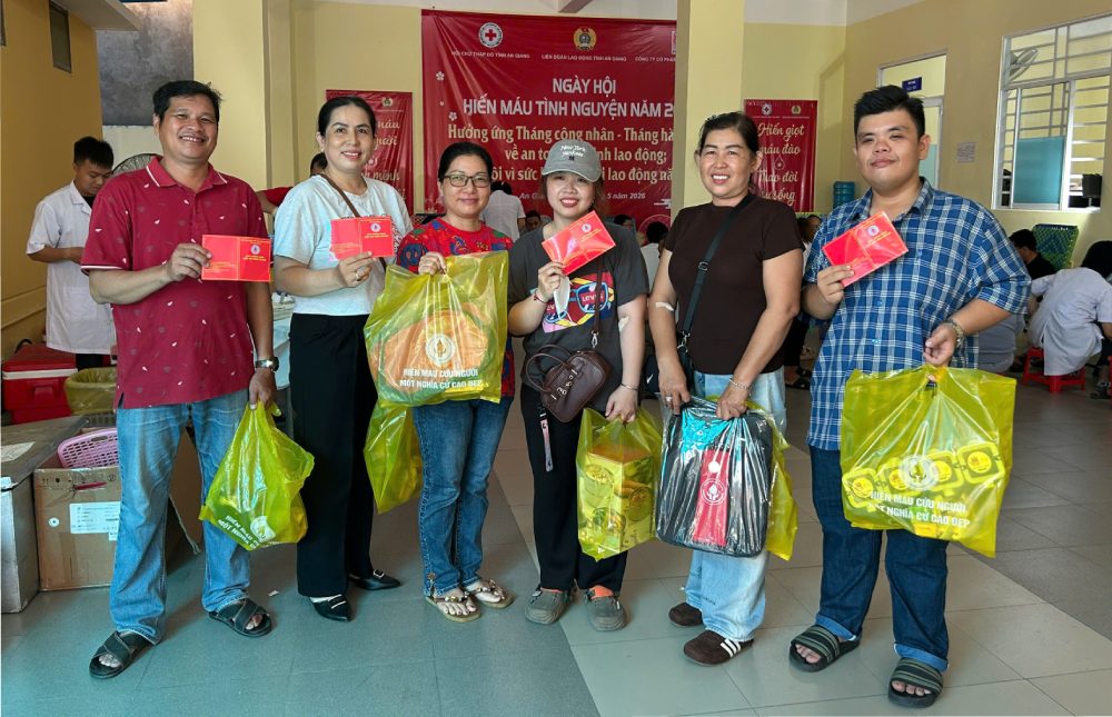 Union members and employees of An Giang Water and Electricity Joint Stock Company participate in voluntary blood donation during Workers' Month. Photo: Cam Tu