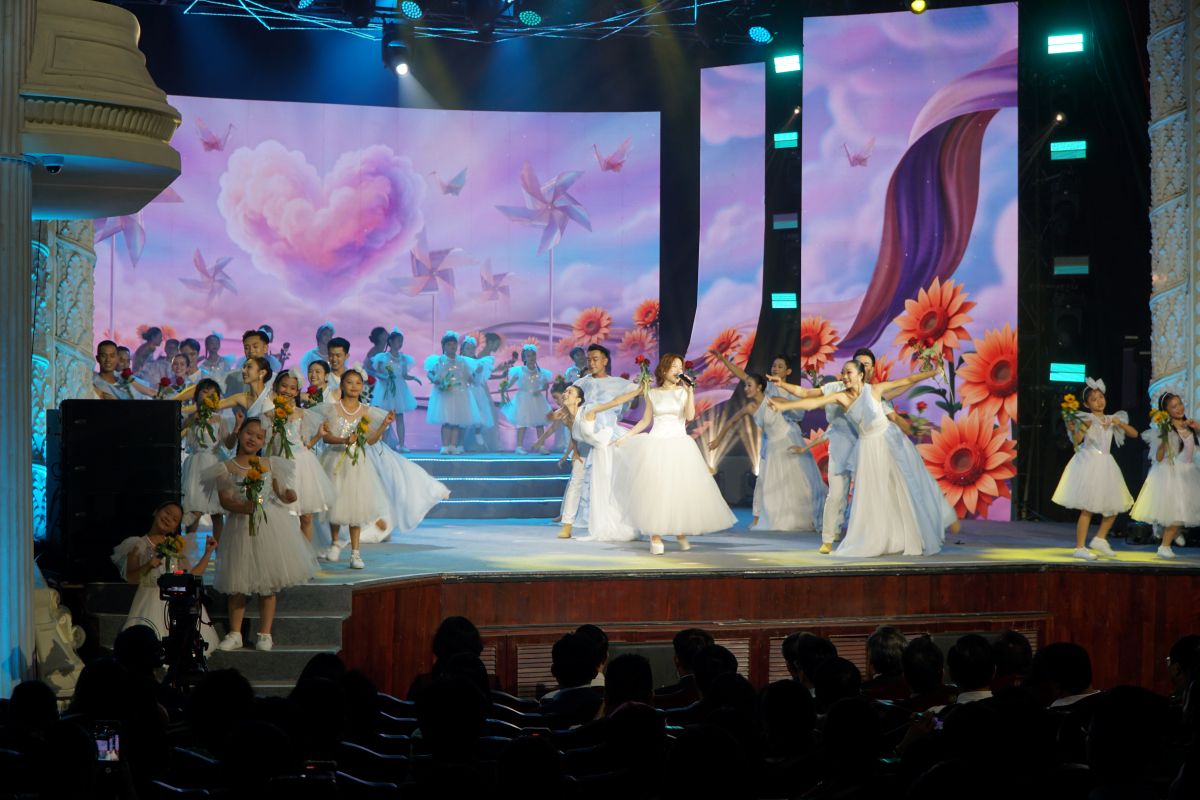 Art exchange program to raise funds to support poor cancer patients. Photo: Thanh Chan