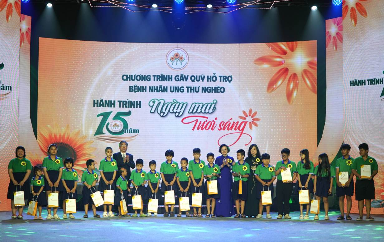 trao quà cho bệnh nhi. Ảnh: Thanh Chân