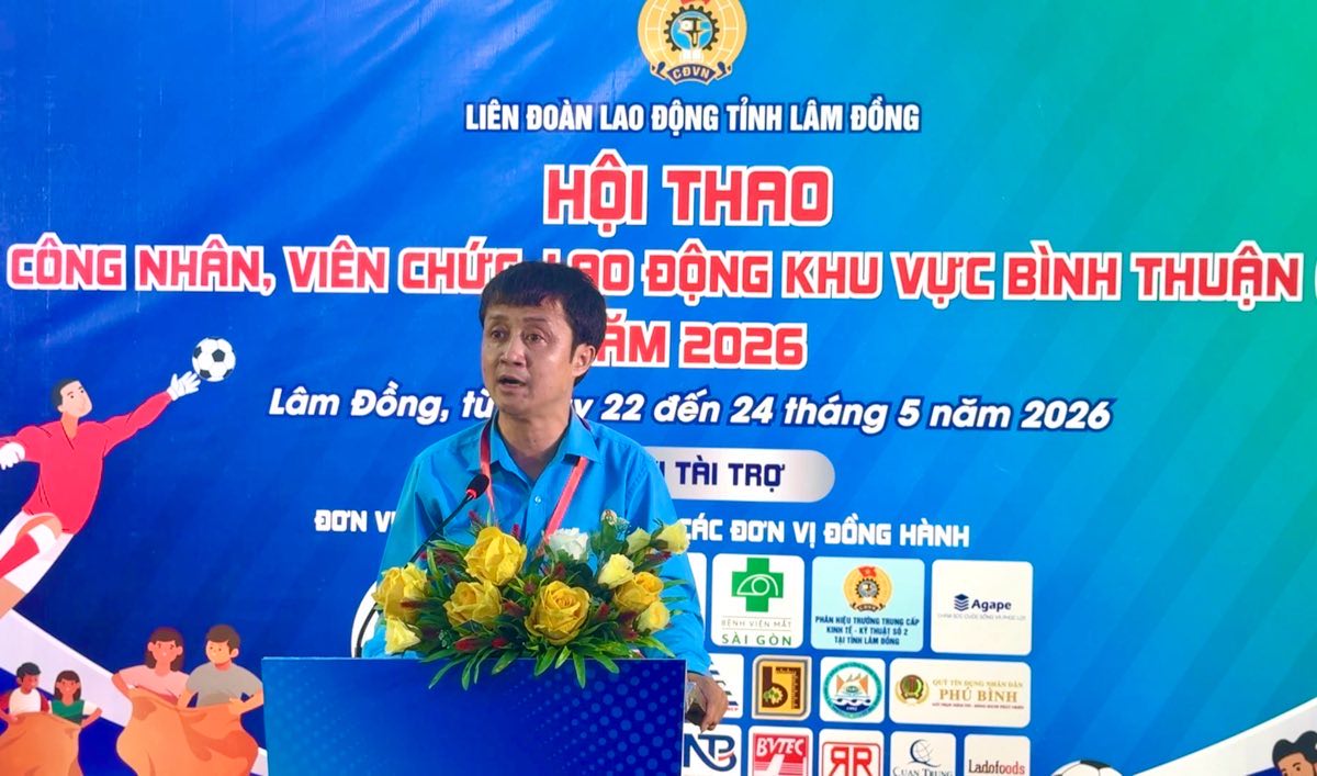 Ông Hồ Công Dương - Phó Chủ tịch Thường trực Liên đoàn Lao động tỉnh Lâm Đồng phát biểu khai mạc. Ảnh: Duy Tuấn 